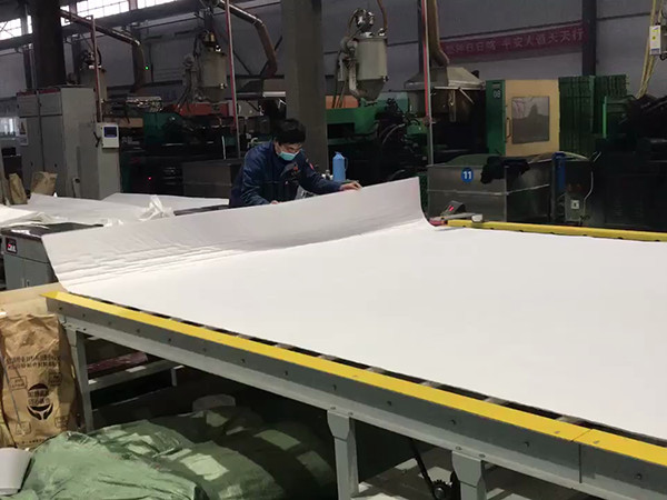 PED14高分子防护排水异型片生产现场